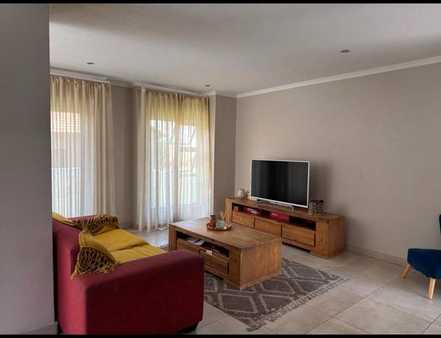 4 BEDROOM TOWNHOUSE FOR SALE IN THATCHFIELD